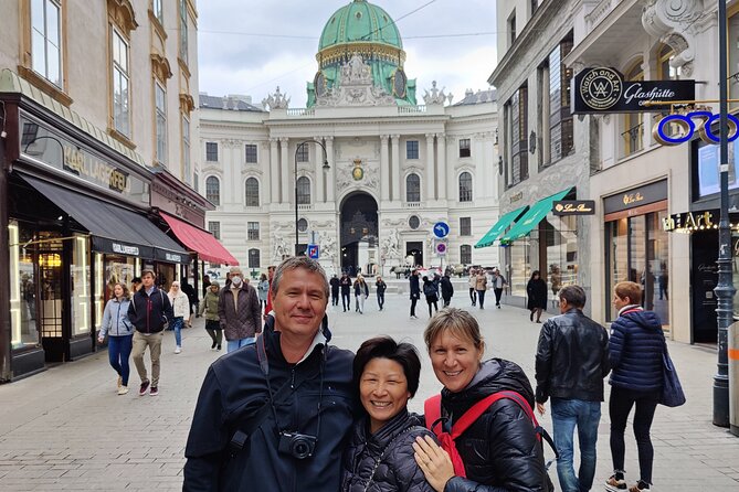 Vienna Highlight Tour - yue walk - Stop 1: Vienna State Opera, Palais Toldesco, and the Sacher thread