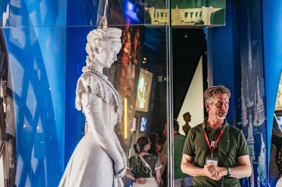 Vienna: Hofburg and Empress Sisi Museum Guided Tour - Entering the Hofburg Imperial Palace: skip the line and get the right first impression