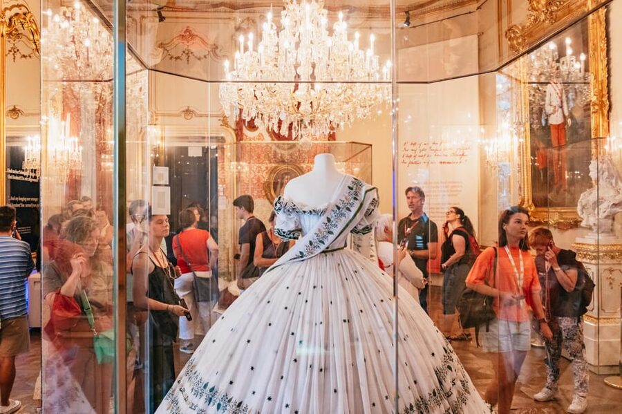 Vienna: Hofburg and Empress Sisi Museum Guided Tour - Sisi Museum and the Imperial Apartments: seeing court life through one person