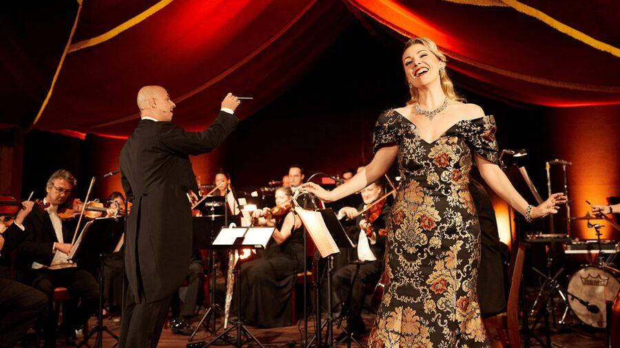 Vienna: Johann Strauss Dinner Show at the Prater - How the conductor turns you from audience into participant
