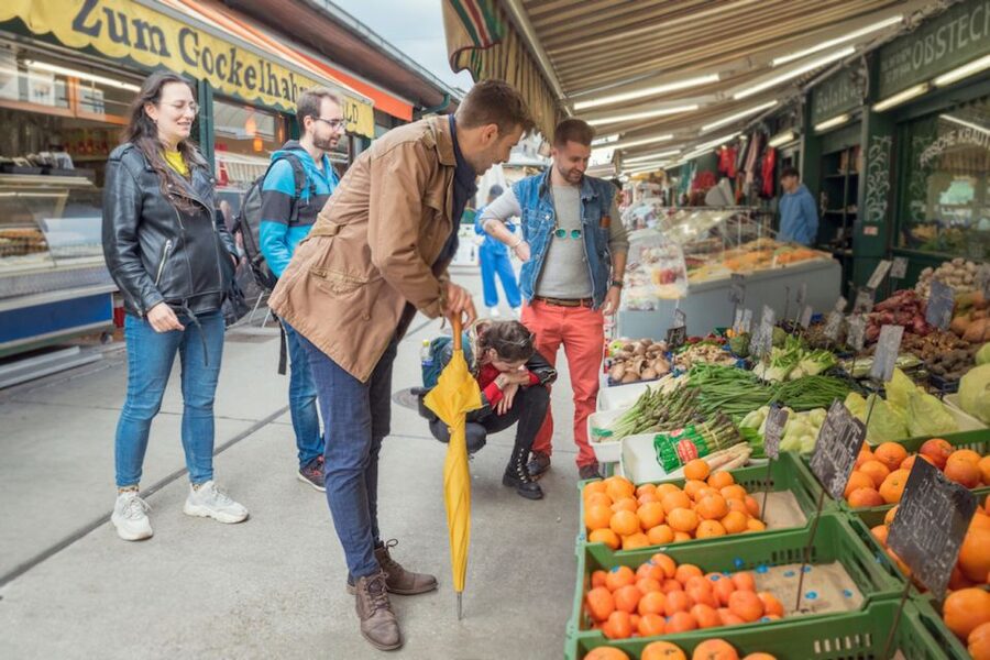 Vienna: Naschmarkt Guided Food Tour - Getting to the right door: U4 Kettenbrückengasse and Marketamt