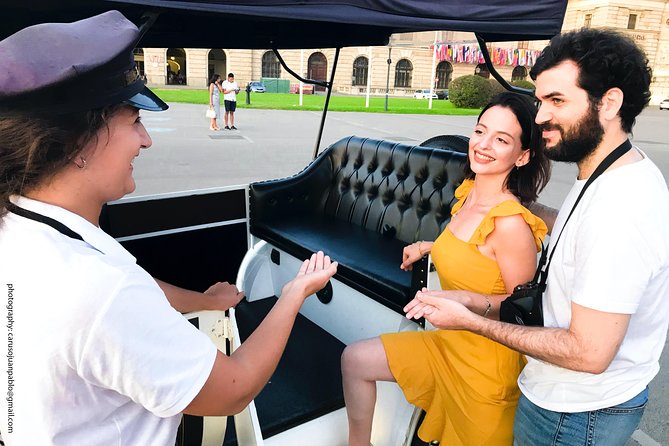 Vienna Oldtimer Tour (60 min) Incl. bottle of Prosecco - Opera, Albertina, and the Spanish Riding School area