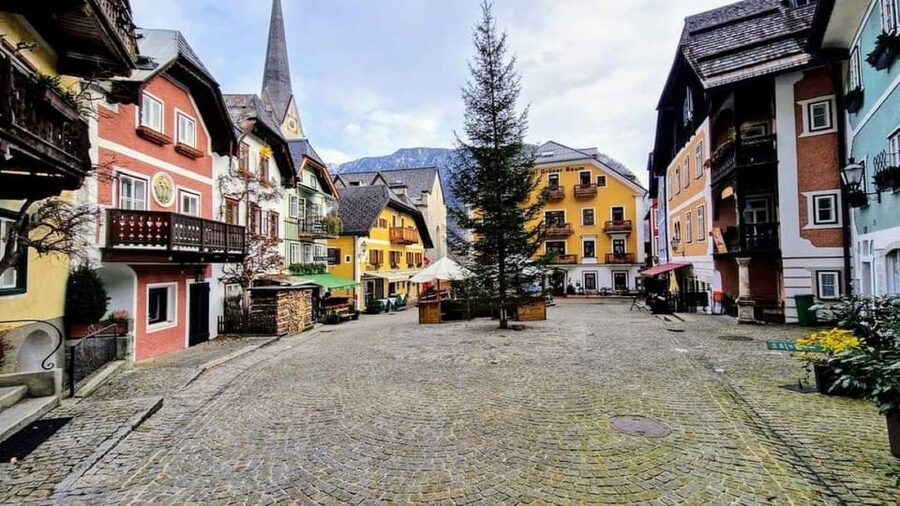 Vienna: Private tour from Vienna to Hallstatt and Salzburg - Private chauffeur ride from Vienna with welcome wine and Mozartkugeln