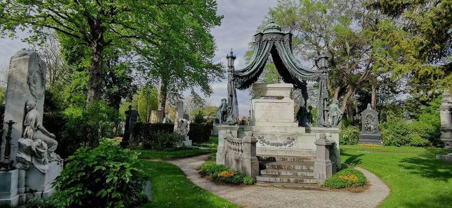 Vienna: Private Walking Tour of the Central Cemetery - Meeting at the 2nd gate, then getting oriented fast