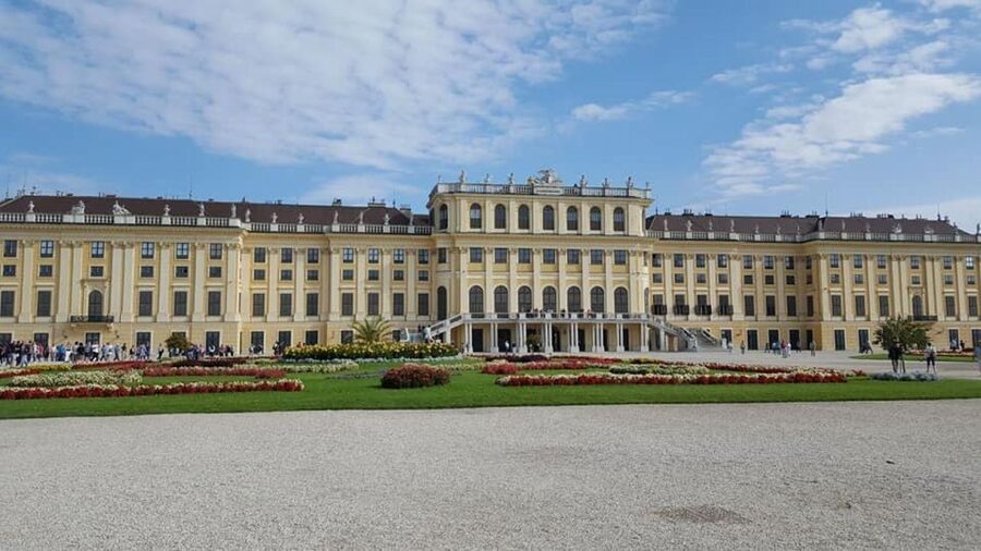 Vienna: Schönbrunn Palace & Christmas Market Walking Tour - Schönbrunn Palace with a guide: why the rooms feel different