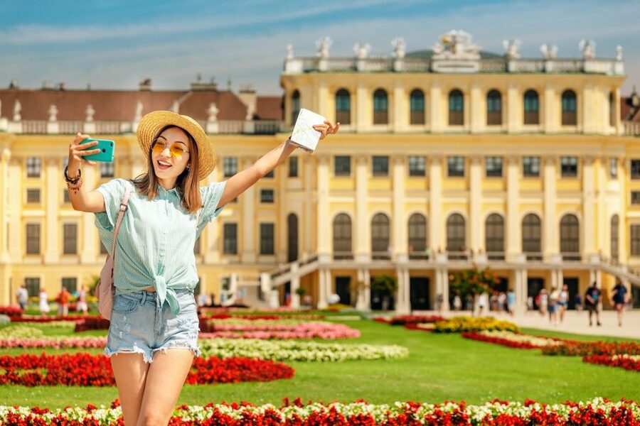 Vienna: Skip-the-Line Schönbrunn Palace & Gardens Tour - Meeting at Gerstner and lining up the palace courtyard correctly