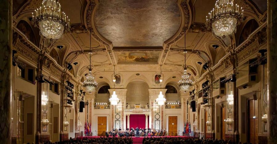Vienna: Strauss and Mozart Concert at Hofburg Palace - Arriving at Heldenplatz, Finding the Hofburg Main Entrance
