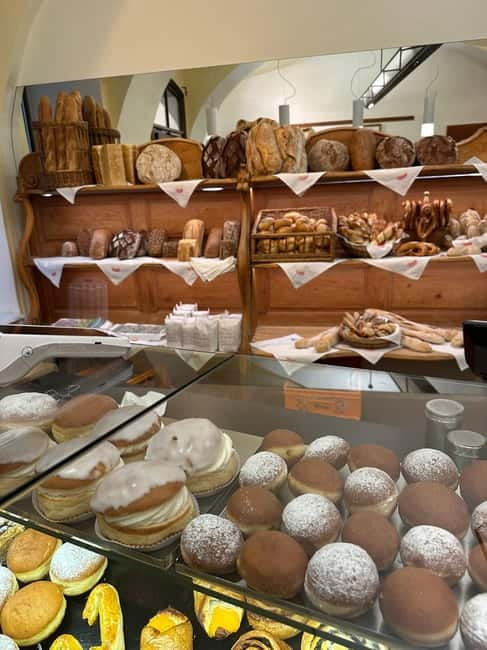 Vienna: The Ultimate Full Meal Austrian Food Tour - The restaurant stop: Wiener Schnitzel and goulash comfort food