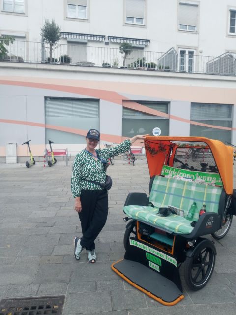 Vienna: Tour RAXI (electric rickshaw) 3 hours in Vienna - RAXI comfort details that make a real difference in winter and shoulder season