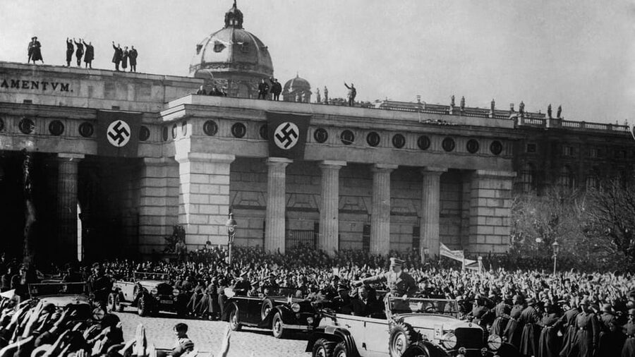 Vienna: Vienna under the Nazis, Private Walking Tour - Meeting at the Archduke Charles monument, then getting oriented fast