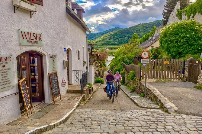 Wachau for Adventurers - The hike route: views, oaks, and the climb toward the castle ruins